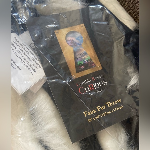 Cynthia Rowley CuRious New York Moda Skulls Knit Throw Blanket - 50x60” - Picture 6 of 13